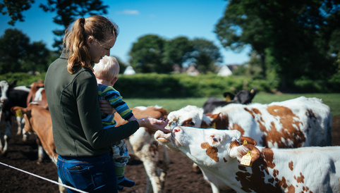 Landwirtin und Mutter Caro Menke mit Sohn Flinn