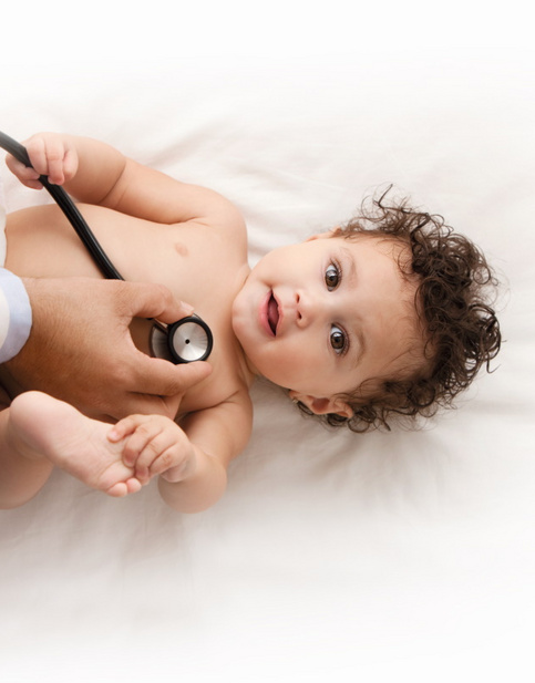 Humana Experten Säugling bei Untersuchung